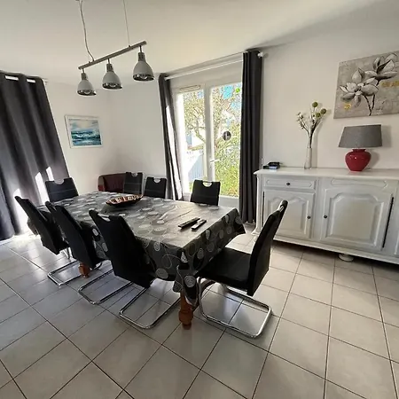 Charmante à Avec Piscine Privée.